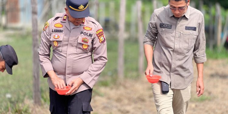 Polres Kuansing Dukung Ketahanan Pangan Melalui Penanaman Jagung Pipil di Desa Teluk Pauh