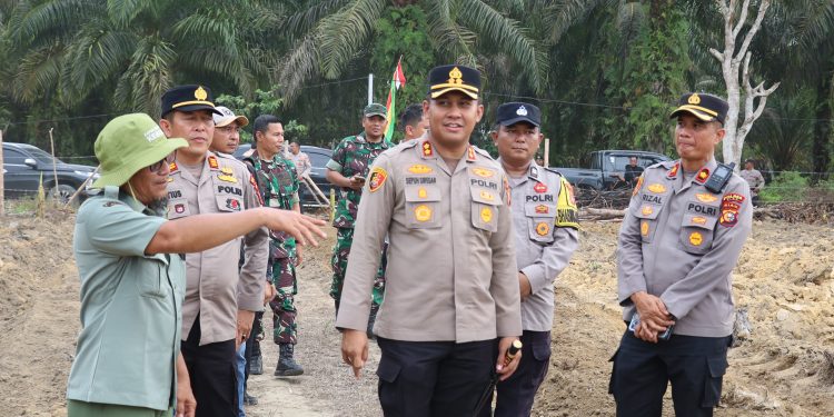 Beri Dukungan dan Perhatian Kepada Petani, Kapolres Siak Tinjau Lahan Serta Sambangi Kelompok Tani di Minas