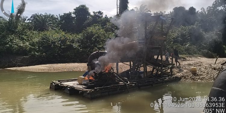 Polsek Singingi Tertibkan Aktivitas PETI di Desa Logas, Dua Rakit Dimusnahkan