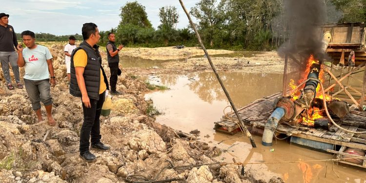 Polsek Benai Tertibkan Dugaan Aktivitas PETI di Desa Gunung Kesiangan, Dua Rakit Dimusnahkan