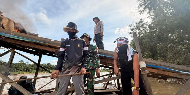 Polsek Cerenti Tertibkan 13 Rakit PETI di Sepanjang Aliran Sungai Batang Kuantan