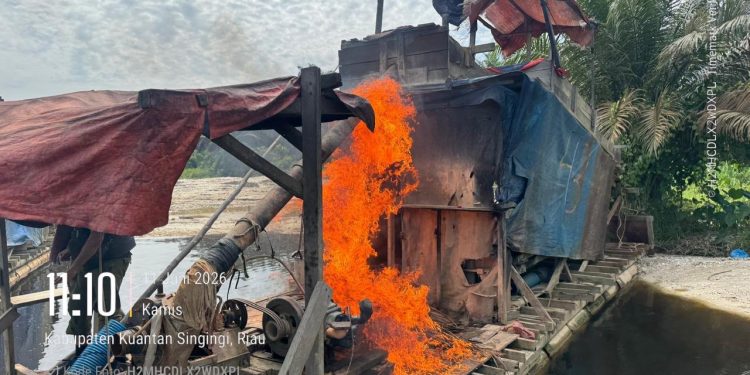 Polsek Singingi Hilir Tertibkan PETI Jenis Dompeng di Sungai Amuik, Dua Rakit Dimusnahkan