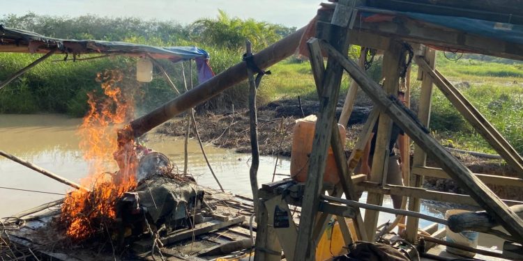 Polsek Kuantan Hilir Tertibkan Aktivitas PETI di Desa Rawang Ogung, Lima Rakit Dimusnahkan