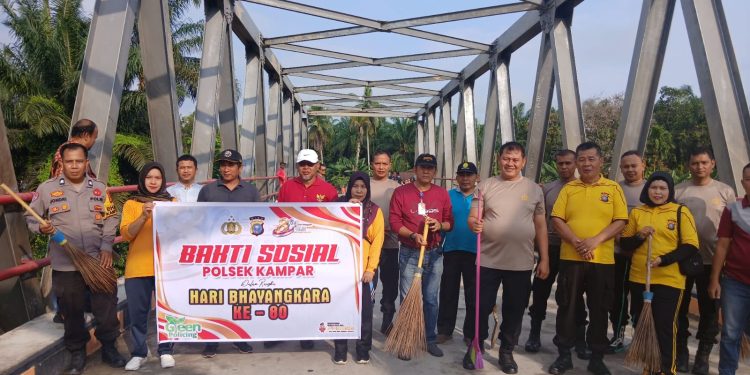 HUT BHAYANGKARA KE-80 MERIAHKAN – LINTAS SEKTOR GELAR GOTONG ROYONG DI JEMBATAN LIMA’U MANIS, HUBUNGKAN KECAMATAN KAMPAR DAN KAMPAR UTARA