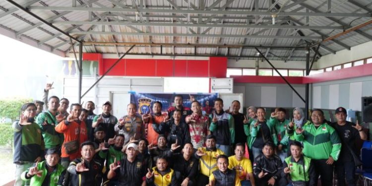 Meriah, Kapolda Riau Ajak Komunitas Ojol Nobar Piala Dunia 2026 di Mako Brimob Polda Riau