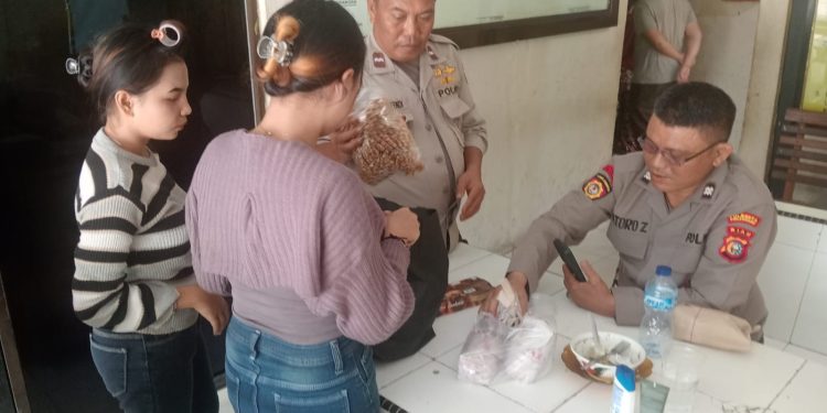 Jalankan prosedur keamanan standard petugas piket SPKT Polsek Bukitraya Pengecekan barang bawaan pembesuk Tahanan.