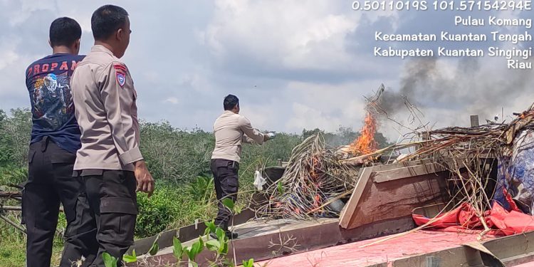 Polsek Kuantan Tengah Tertibkan Aktivitas PETI di Pulau Komang Sentajo, Empat Rakit Dimusnahkan