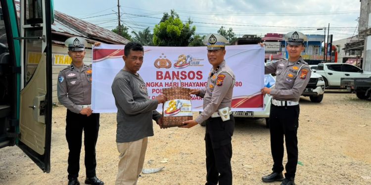 Sambut HUT Bhayangkara ke-80, Satlantas Polres Kuansing Salurkan Bantuan Sosial kepada Pengemudi Ojek dan Sopir Angkutan Umum