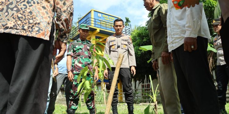 Kapolres Kuansing Pimpin Green Policing di Pangean, Penanaman Bibit Jadi Komitmen Bersama Lestarikan Lingkungan