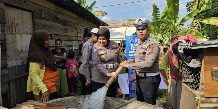 1.878 Paket Bansos dan Air Bersih Disalurkan Polda Riau Bersama Jajararan Satuan Lalu Lintas dalam Menyambut Hari Bhayangkara ke-80