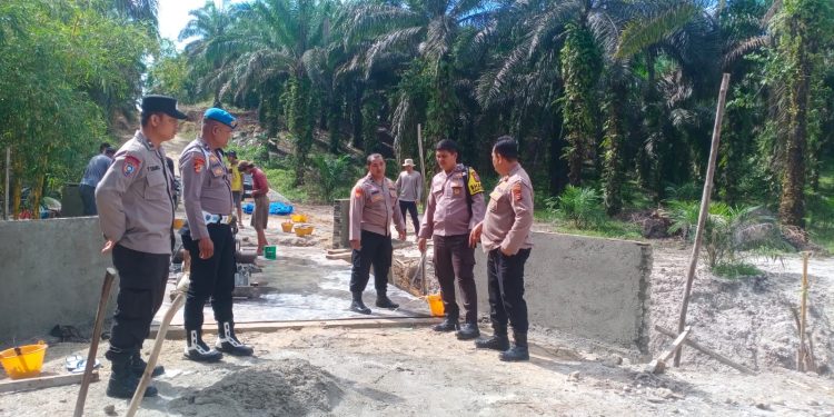 Jembatan Merah Putih di Desa Sungai Kuning Capai 80 Persen, Kapolres Kuansing Tekankan Pengawasan Kualitas Pembangunan