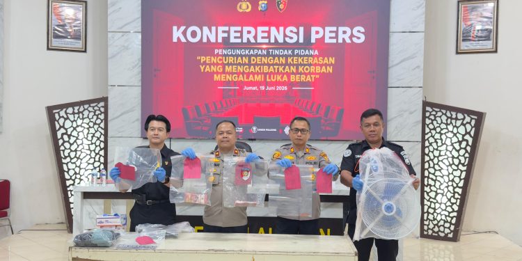 Polres Pelalawan Gelar Konferensi Press Kasus Pembunuhan Disertai Kekerasan di Desa Kiyap Jaya