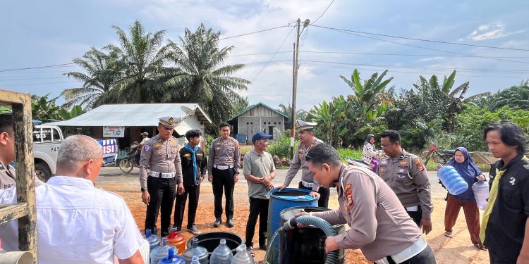 Polda Riau Distribusikan 2.312 Paket Bansos, Bedah Rumah dan Air Bersih, Wujud Nyata Kepedulian Polri untuk Masyarakat