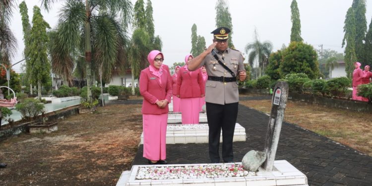 Hari Bhayangkara Ke-80 – Kapolres Kampar Pimpin Ziarah & Tabur Bunga Di Makam Pahlawan, Hormati Jasa Perwira Pertahanan Negara