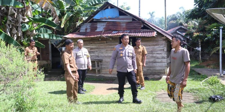 Polres Kuantan Singingi Tinjau Lokasi Pembangunan Rumah Layak Huni Warga dalam Rangka HUT Bhayangkara