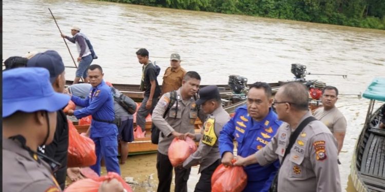 Polda Riau Gelar Green Policing – 17 Desa Terima Sembako & Pemeriksaan Kesehatan