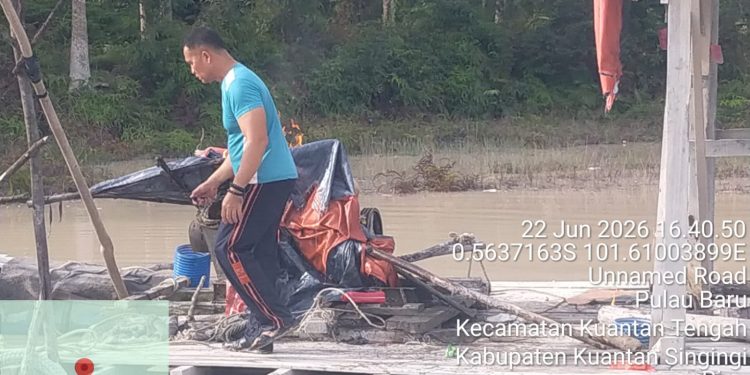Polsek Kuantan Tengah Tertibkan Aktivitas PETI di Perbatasan PT Agrinas Palma Nusantara, 12 Rakit Lanting Dimusnahkan