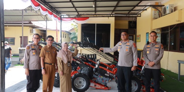 DINAS PERTANIAN KAMPAR SERAHKAN 5 UNIT TRAKTOR KE POLRES KAMPAR – DUKUNG PROGRAM KETAHTANAN PANGAN DAN SINERGITAS ANTAR INSTANSI