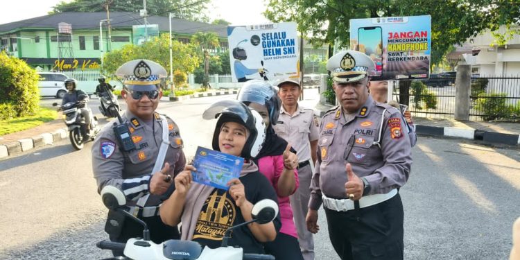 Subdit Kamsel Ditlantas Polda Riau Gelar Kampanye Keselamatan Berlalu Lintas dan Bagikan Helm SNI kepada Pengguna Jalan