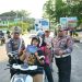 Subdit Kamsel Ditlantas Polda Riau Gelar Kampanye Keselamatan Berlalu Lintas dan Bagikan Helm SNI kepada Pengguna Jalan