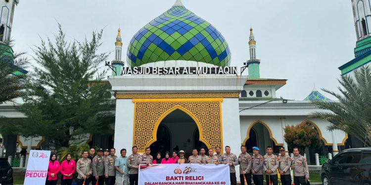 Bhakti Religi Bhayangkara Ke-80, Polres Pelalawan Bersih-Bersih Rumah Ibadah Lintas Iman