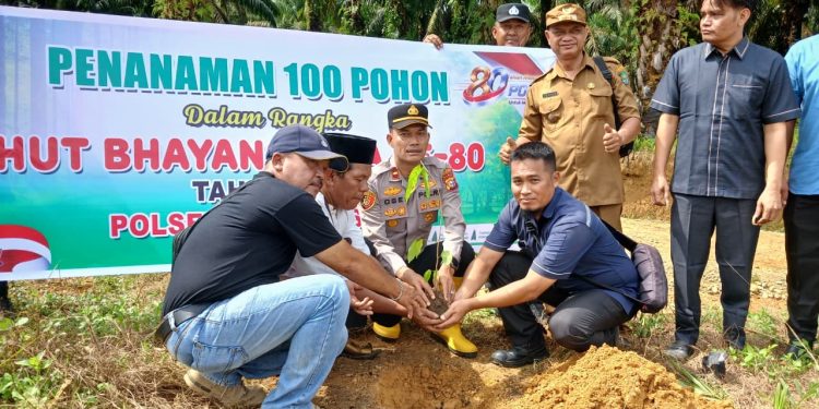 Sambut HUT Bhayangkara ke-80, Polsek Rambah Samo Tanam 100 Pohon, Gaungkan Green Policing