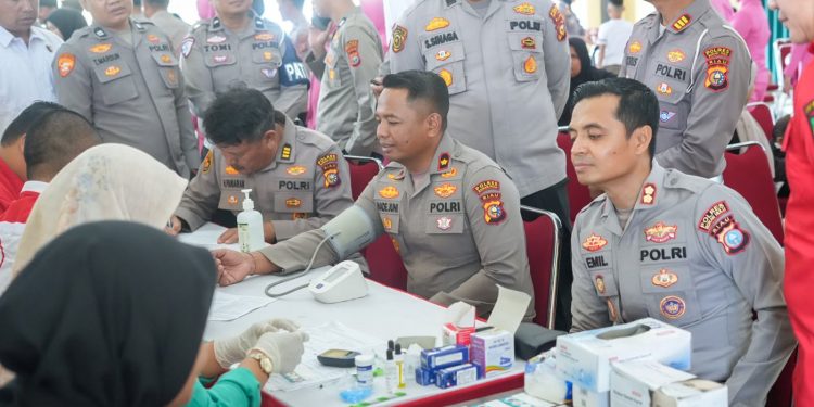 Sambut HUT Bhayangkara ke-80, Polres Rokan Hulu Gelar Donor Darah, Sunatan Massal dan Pemeriksaan Kesehatan Grati