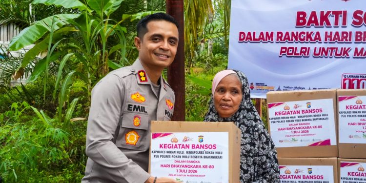 Penuh Haru, Polres Rohul Bersama Baznas Rohul Bedah Rumah Warga dan Salurkan Bansos di Rambah Hilir dalam Rangka HUT Bhayangkara Ke-80