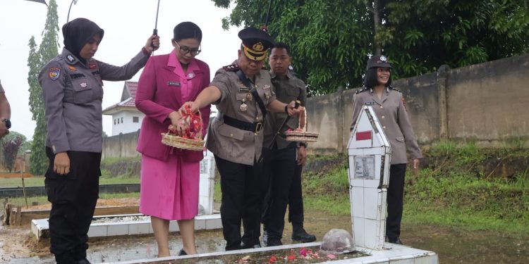 Hujan Deras Saksi Khidmat Ziarah Bhayangkara Ke-80 di TMP Setia Negara Pelalawan
