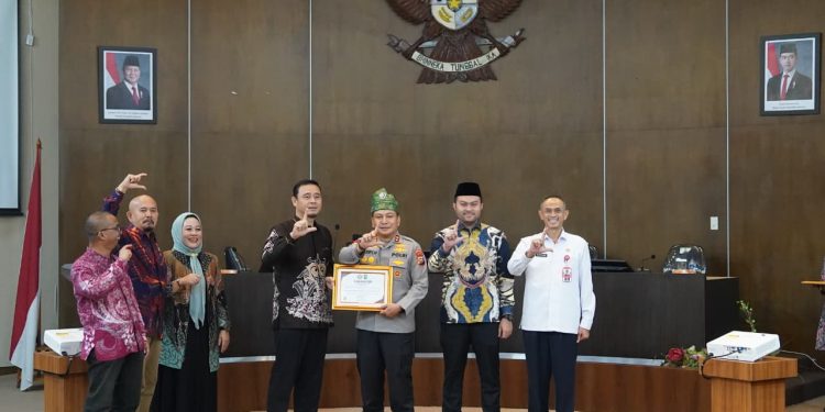 Polda Riau Raih Dua Penghargaan Keterbukaan Informasi, Kapolda: Kado Istimewa Hari Bhayangkara ke-80