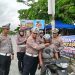 Saat Polantas Menyapa di Persimpangan Jalan, Puluhan Helm SNI di Bagikan dan ajak Pengendara Patuhi Tata Tertb Berlalu Lintas