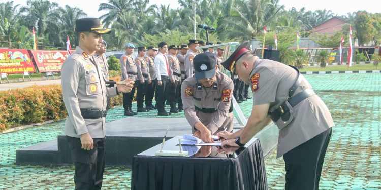 Kapolres Rokan Hulu Pimpin Pisah Sambut Sejumlah Pejabat Utama dan Kapolsek Jajaran, Tekankan Semangat Pengabdian dan Kebersamaan