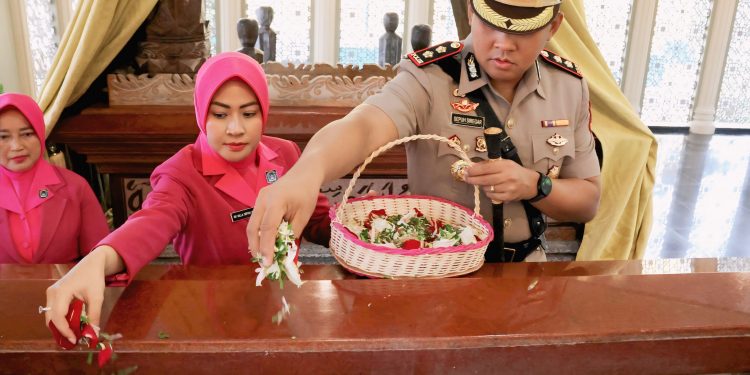 Sambut Hari Bhayangkara ke-80, Khidmat Polres Siak Gelar Upacara Ziarah Rombongan di Makam Pahlawan Nasional Sultan Syarif Kasim II