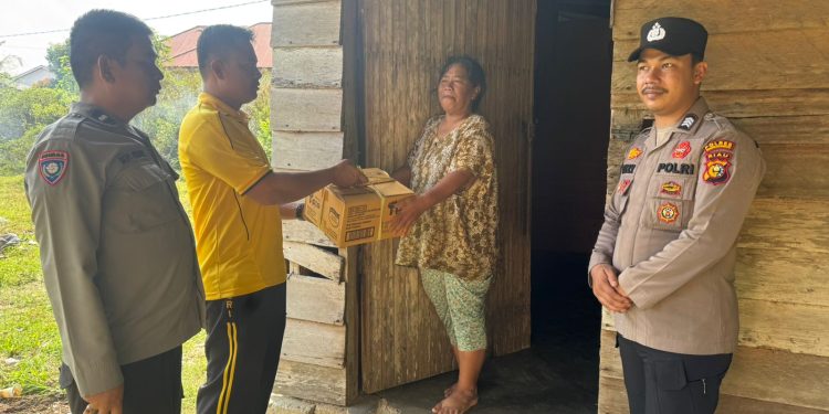 Polsek Singingi Salurkan Bantuan Sembako kepada Warga Kurang Mampu Lewat Program Jumat Barokah