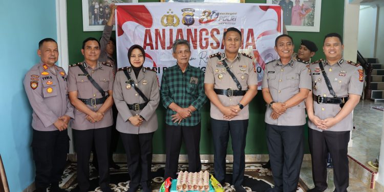Sebagai Bentuk Penghormatan Menyambut Hari Bhayangkara ke-80, Kapolres Siak Pimpin Langsung Anjangsana ke Purnawirawan dan Warakauri