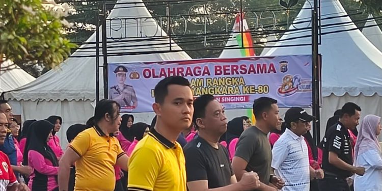Olahraga Bersama Semarakkan HUT Bhayangkara ke-80, Kapolres Kuansing Ajak Perkuat Kebersamaan dan Tingkatkan Pelayanan kepada Masyarakat
