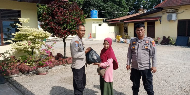 Polsek Kuantan Tengah Salurkan Bantuan Sembako melalui Program Minggu Kasih