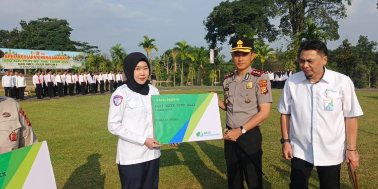 Kapolres Kuansing Serahkan Simbolis Kartu BPJS Ketenagakerjaan kepada PPPK dan PHL