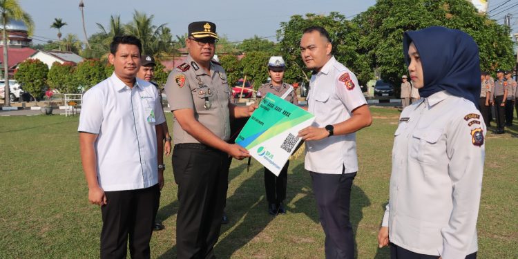 Polres Kampar Serahkan 116 Kartu Bpjs Ketenagakerjaan Bagi Pegawai P3K dan PHL – Kapolres Berharap Manfaat Program Diperkajakan Optimal