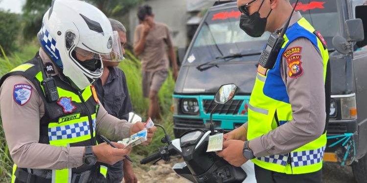 Polantas Pelalawan Perketat Pengaturan Arus di KM 75 Lintas Timur, 10 Pengendara Ditilang karena Terobos Antrean
