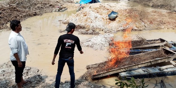 Polres Kuansing Tertibkan Dugaan Aktivitas PETI di Desa Jake, Empat Rakit Dimusnahkan