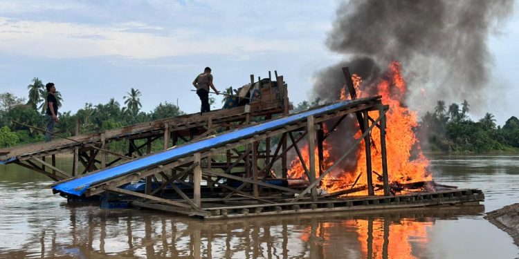 Polsek Cerenti Tindak Lanjuti Laporan Contact Center 110, Empat Rakit PETI Dimusnahkan di Desa Pulau Busuk