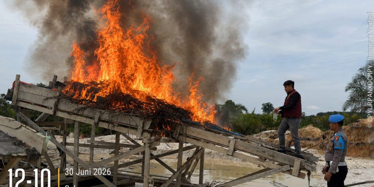 Polsek Singingi Hilir Tertibkan Aktivitas PETI di Desa Petai, Dua Rakit Dompeng Dimusnahkan