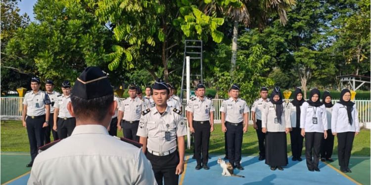 Rutan Kelas IIB Siak Melaksanakan Apel Menjadi Momentum untuk Memperkuat Disiplin, Koordinasi, dan Semangat Kerja.