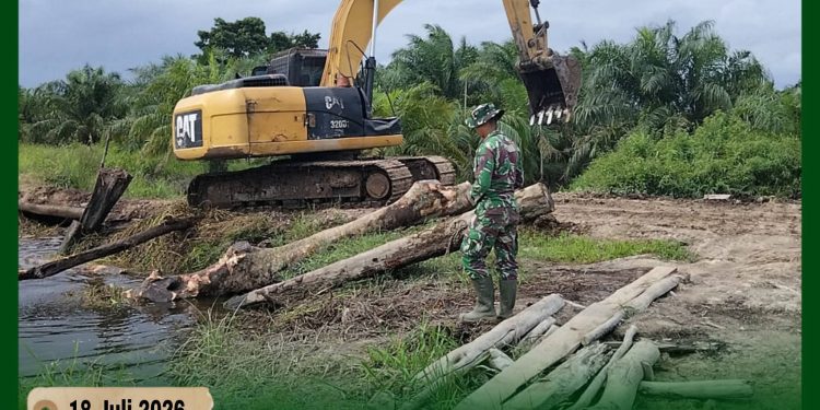 SASARAN FISIK TMMD KE-129 KODIM 0313/KPR, ALAT BERAT DIKEBUT UNTUK PENINGKATAN BADAN JALAN 2,5 KM X 5 METER