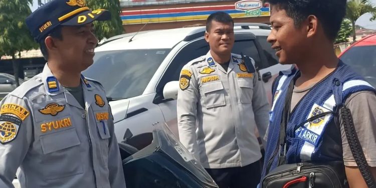 Kepala UPT Perparkiran Dishub Kampar Syukri Makmur, MM Melaksanakan Pengawasan Terhadap Juru Parkir yang Berada Dalam Wilayah Kecamatan Bangkinang Kota