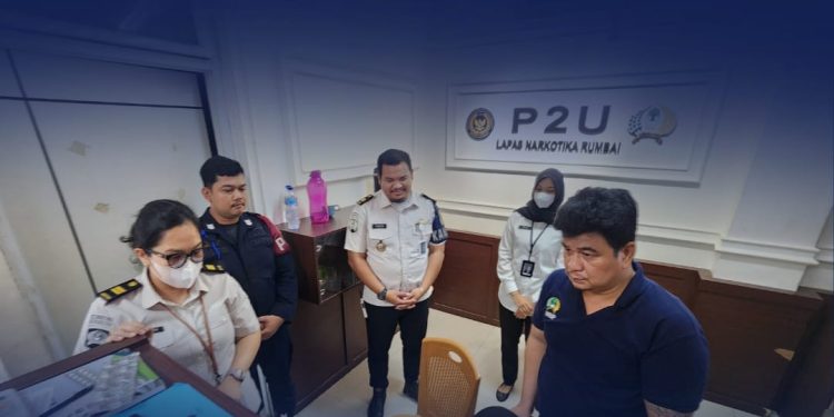 Utamakan Pelayanan, Klinik Lapas Bersama Ka.KPLP Tangani Pengunjung Yang Alami Gangguan Kesehatan