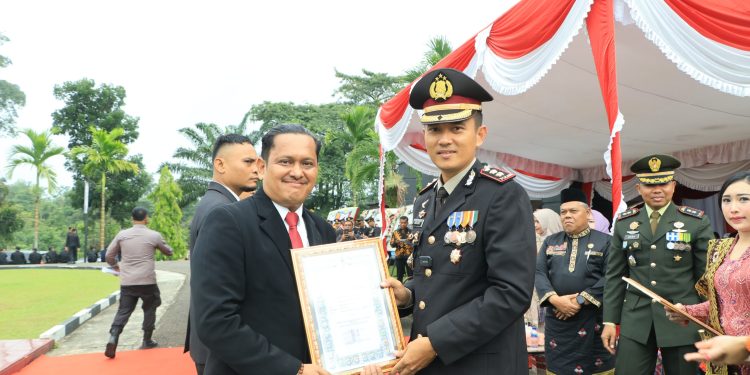 Hari Bhayangkara ke-80, Kapolres Kuansing Beri Reward kepada Personel Berprestasi Pendukung Tugas Polri