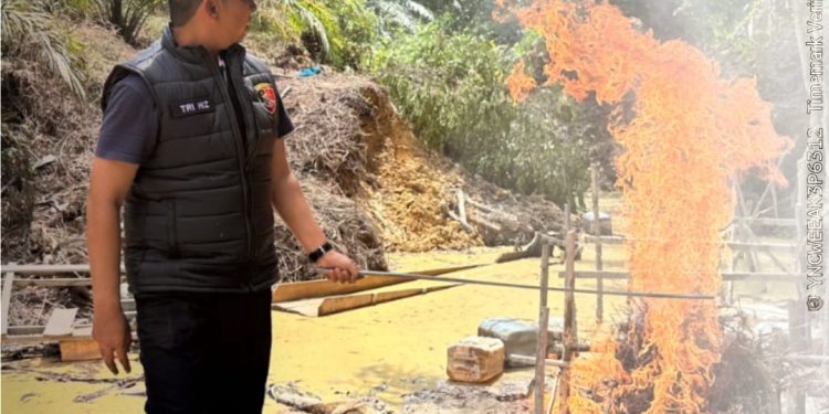 Polsek Benai Tertibkan Aktivitas PETI di Desa Tebing Tinggi, Satu Unit Rakit Dimusnahkan