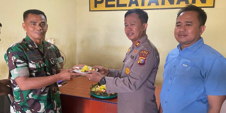 Pererat Soliditas TNI–Polri, Danramil 07 Kuantan Hilir Sambangi Tiga Polsek di Hari Bhayangkara ke-80